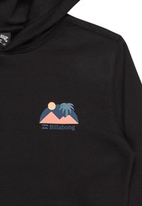 Felpa con cappuccio nera in pile, con una grafica frontale di un sole e palme su montagne in colori pastello, con il testo "Billabong" sottostante.