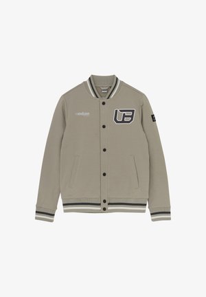 Veste grise de style baseball, avec des rayures contrastantes noires et blanches sur le col et les poignets, et deux poches à l'avant.