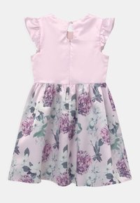 Rosa satin klänning med volangärmar, blommig tryckt kjol med lila och vita blommor, samt knäppning med nyckelhål baktill.