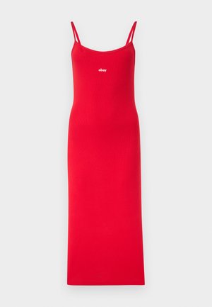 Κόκκινο μακρύ φόρεμα χωρίς μανίκια με λεπτές τιράντες και μικρό λευκό λογότυπο "obey" στο κέντρο του στήθους.