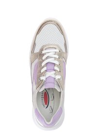 Leichtgewichtiger Sneaker aus weißem Mesh mit goldenen Metallakzenten, ausgestattet mit lila Wildleder-Elementen, weißen Schnürsenkeln und einer gemusterten Innensohle.