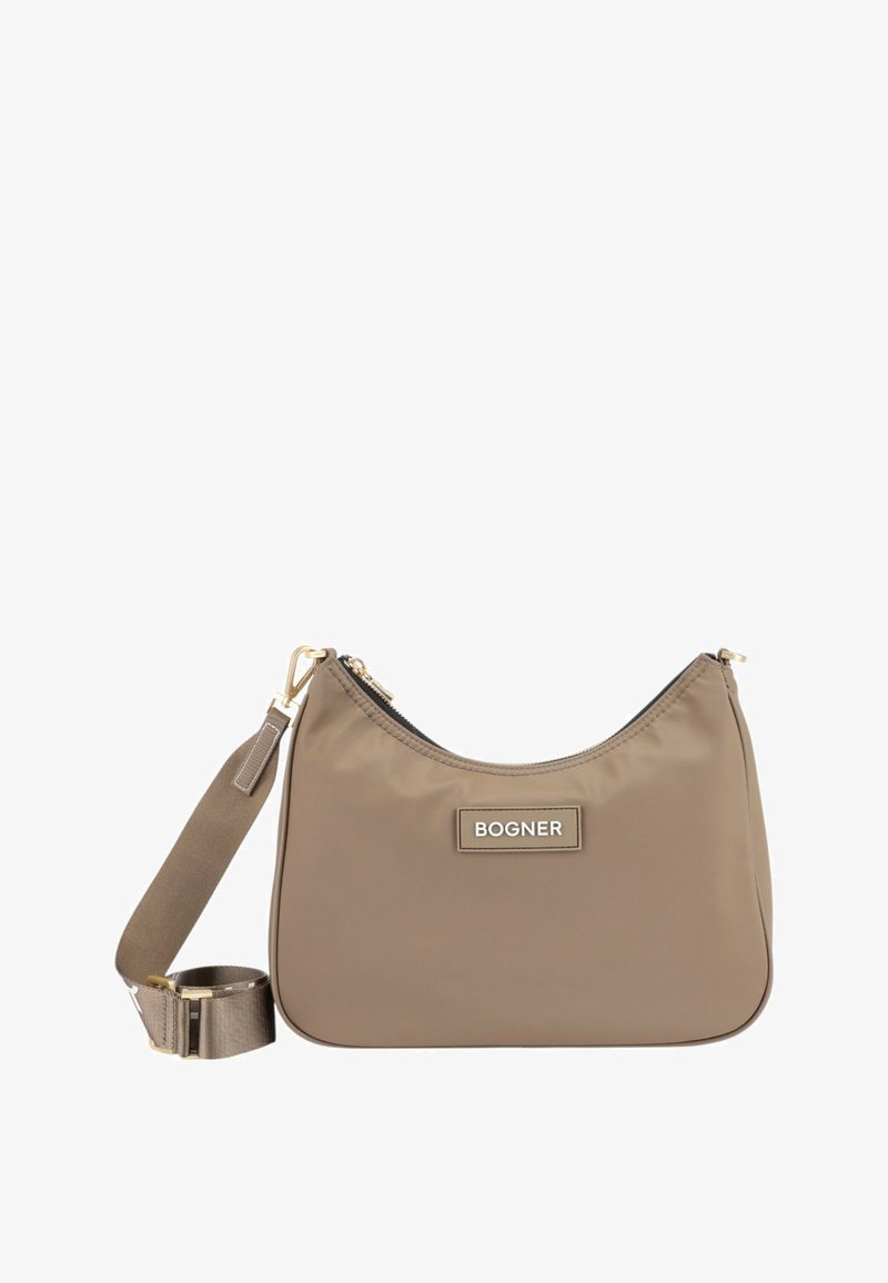 Borsa a tracolla in nylon marrone con forma curva, hardware in tonalità oro e una patch con logo sul fronte. Tracolla regolabile per opzioni di trasporto versatili.