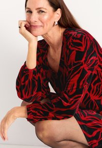 Cellbes of Sweden V-NECK - Cocktailkleid/festliches Kleid - red patterned