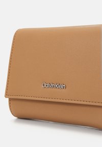 Calvin Klein MUST TRIFOLD ZIP - Maks - lion