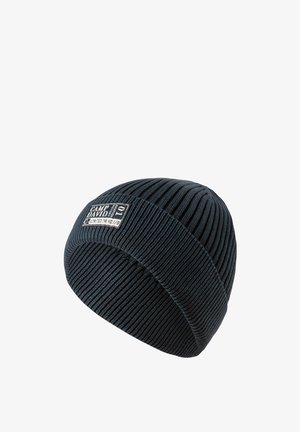 Dunkelblau gestrickte Mütze mit Rippstruktur. Auf der Vorderseite befindet sich ein Etikett mit der Aufschrift "CAMP DAVID". Einfaches, eng anliegendes Design.