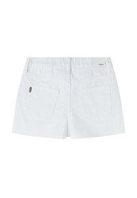 Vita denimshorts med fransar i nederkant, med två bakfickor och en liten märkesetikett på midjebandet. Slen textur.