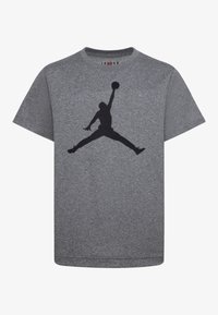 Grå bomull T-skjorte med en stor svart silhuett av en hoppende figur som holder en basketball. Rund halslinning og korte ermer.