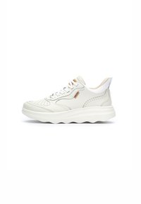 Zapatillas deportivas de cuero blanco con un acabado suave, que presentan detalles perforados, una suela de goma gruesa y acentos marrones en los cordones y el talón.