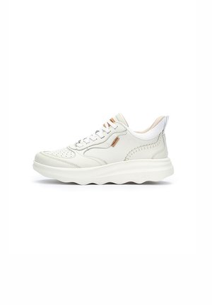 Zapatillas deportivas de cuero blanco con un acabado suave, que presentan detalles perforados, una suela de goma gruesa y acentos marrones en los cordones y el talón.
