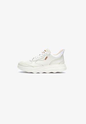 Baskets en cuir blanc avec une finition lisse, dotées de détails perforés, d'une semelle en caoutchouc épaisse et d'accents marron sur les lacets et le talon.