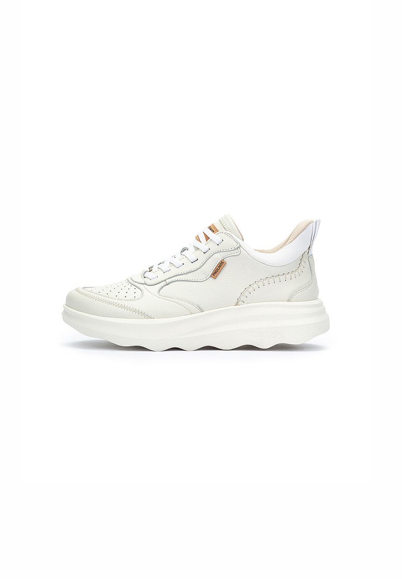 Zapatillas deportivas de cuero blanco con un acabado suave, que presentan detalles perforados, una suela de goma gruesa y acentos marrones en los cordones y el talón.