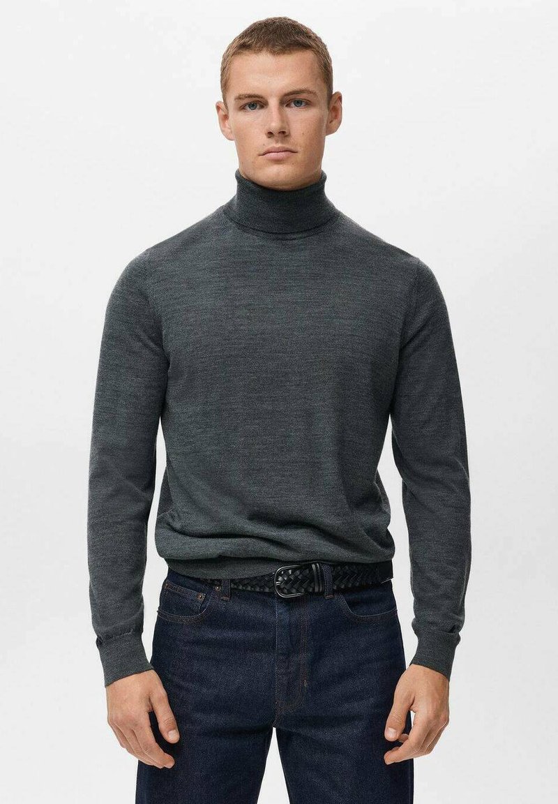 Pulover negru cu guler înalt, confecționat dintr-un material moale, având mâneci lungi și un design ajustat, purtat cu blugi închiși la culoare și o curea împletită.