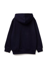 Módní tmavě modrá mikina z texturované tkaniny, s klokaní kapsou a žebrovanými manžetami a lemem. Zadní pohled ukazuje kapuci a čistý design.