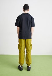 Nike Sportswear Cargobyxor - olive