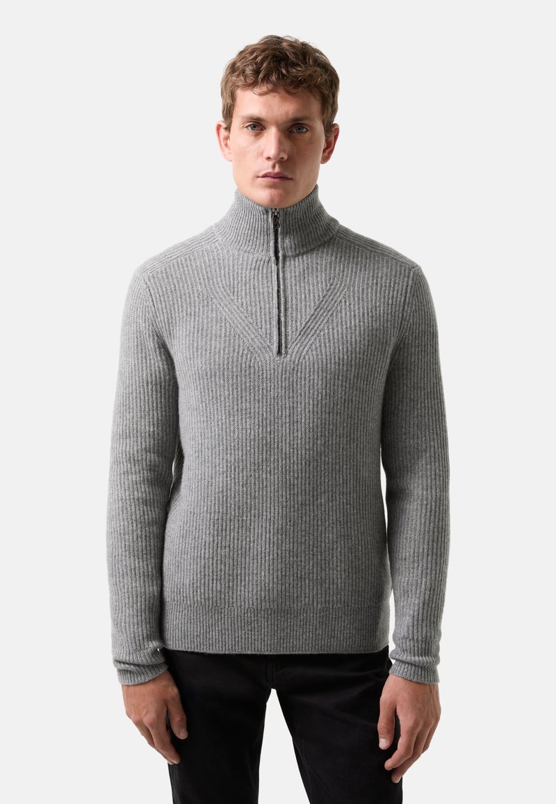 Grauer, gerippter Pullover mit hohem Kragen, halber Reißverschluss und diagonaler Strickmusterung. Verfügt über lange Ärmel und eine leicht taillierte Silhouette.