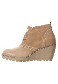 Beżowe zamszowe botki na koturnie z zaokrąglonym noskiem, sznurowanym przodem i teksturowaną gumową podeszwą. Wyszywane detale na cholewce.