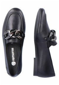 Mocasines de cuero negro con un acento decorativo de cadena en el frente, con un tacón bajo y acolchado y suela texturizada para mayor agarre.