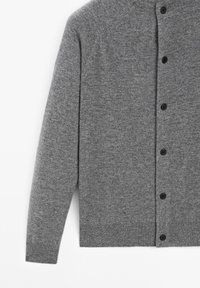 Grau gestrickte Strickjacke mit langen Ärmeln, ausgestattet mit einer durchgehenden Knopfleiste und schwarzen Knöpfen. Das Material hat eine glatte, weiche Textur.