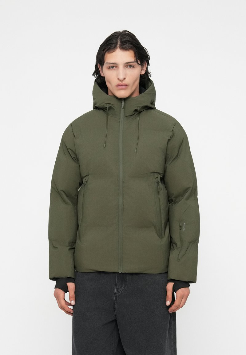 Olivgrüne Pufferjacke mit Reißverschluss, verstellbarer Kapuze und zwei seitlichen Taschen. Sie verfügt über einen strukturierten Stoff und elastische Bündchen.