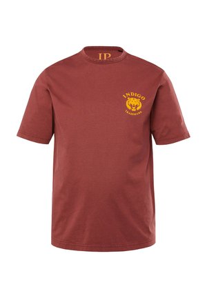 T-shirt in cotone rosso con maniche corte, colletto a girocollo e una stampa sul petto di un leone giallo con il testo "INDIGO TRADEMARK" sopra.