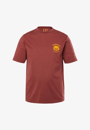 Červené bavlněné tričko s krátkým rukávem, kulatým výstřihem a potiskem na hrudi s žlutým lvem a textem "INDIGO TRADEMARK" nad ním.