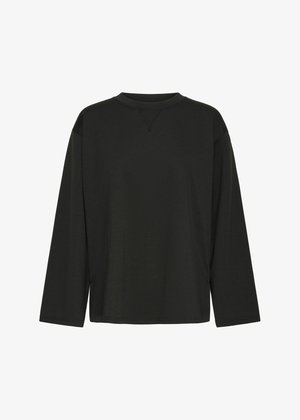 Crna majica dugih rukava od mekog materijala, s okruglim izrezom, ležernog kroja i bez vidljivih uzoraka ili akcenata.