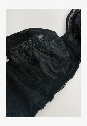 Sostén negro de encaje con motivos florales, tela semitransparente y bordes con borde festoneado, con copas estructuradas y tirantes ajustables.