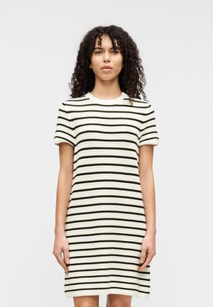 Gestricktes Kleid in Creme mit schwarzen horizontalen Streifen, kurzen Ärmeln, rundem Ausschnitt und einem durchgehenden strukturierten Muster.