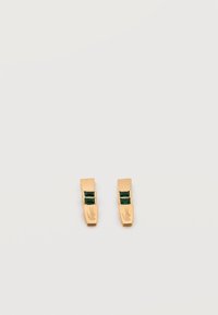 Χρυσά ορθογώνια σκουλαρίκια, το καθένα με δύο μικρές πράσινες ορθογώνιες πέτρες και ένα χαραγμένο σχέδιο πουλιού στο κάτω μέρος.