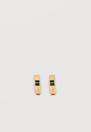 Pendientes rectangulares de oro, cada uno con dos pequeñas piedras rectangulares verdes y un diseño grabado de un pájaro en la parte inferior.