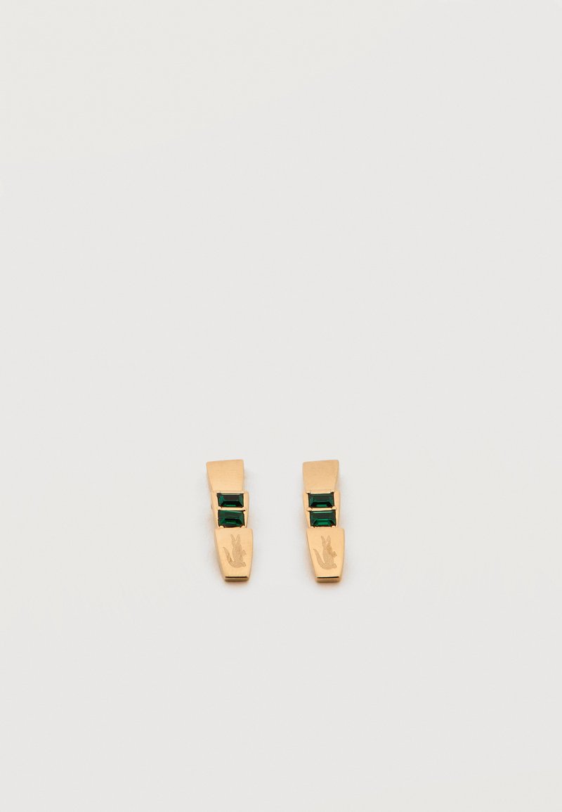 Zlatne pravokutne naušnice, svaka s dva mala zelena pravokutna kamena i ugraviranim motivom ptice na dnu.