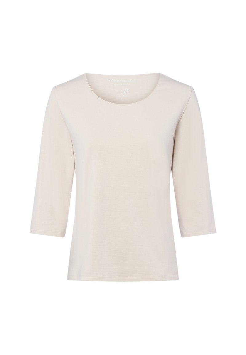 Jasno beżowa koszulka z długim rękawem, z dekoltem w kształcie łódki i regularnym fasonie, wykonana z miękkiego materiału bawełnianego, bez wzorów czy akcentów.