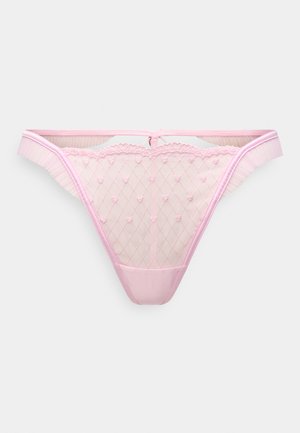 Roze string met een diamantvormig gaasontwerp, voorzien van hartvormige versieringen, satijnen zoom en een geschulpte kanten rand bij de tailleband.