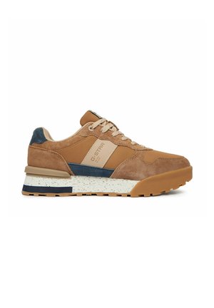 Codzienny brązowy sneaker z beżowymi i granatowymi akcentami, beżowymi sznurowadłami, białą nakrapianą podeszwą i teksturowaną gumową podeszwą zewnętrzną, widok z boku.