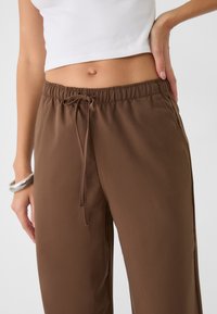 Stradivarius Jogginghose - brown