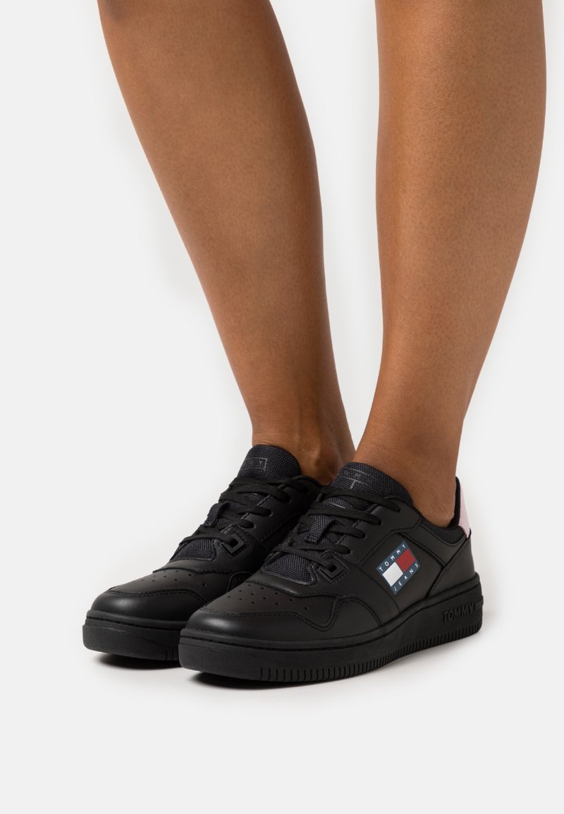 Tommy Jeans RETRO BASKET Športni copati black/frosted pink/črna