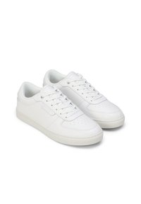 Weiße Sneakers aus glattem Leder mit perforierten Details an der Spitze. Mit runden Schnürsenkeln und einer einfachen Gummisohle.