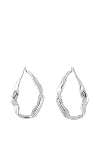 Boucles d'oreilles argentées en forme de créoles avec une forme organique et ondulée. Texture lisse et surface réfléchissante mettant en valeur un design contemporain.