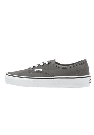 Chaussure basse Vans en toile grise avec lacets blancs et semelle épaisse en caoutchouc blanc, vue de profil.