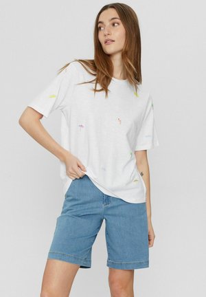 Witte T-shirt met korte mouwen, versierd met kleurrijke geborduurde patronen van paraplu's, palmbomen en flamingo's, gecombineerd met blauwe denim shorts.