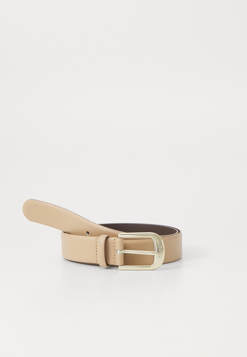 Μπεζ δερμάτινη ζώνη με λεία υφή, διαθέτει ορθογώνια χρυσή μεταλλική αγκράφα και πολλαπλές τρύπες ρύθμισης.