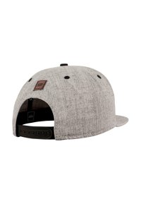 Szürke szövet snapback sapka, lapos karimával, texturált felülettel és barna bőr folttal. Állítható műanyag pánt hátul.