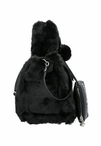 Zwarte nepbont rugzak met een afgeronde bovenkant, zilveren hardware en een afneembaar klein zakje. Zachte textuur, minimalistisch ontwerp en geen zichtbare patronen.