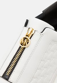 MICHAEL Michael Kors KEATON ZIP SLIP ON - Sneakers basse - black