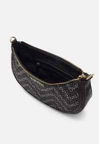 Borsa a tracolla nera con zip dorata, caratterizzata da un tessuto testurizzato con un motivo ripetuto del logo "Valentino". L'interno è foderato in nero.