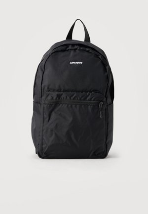 Mochila de tela negra con bolsillo frontal con cremallera, asa superior, correas acolchadas para los hombros y pequeño logo de la marca en blanco en el panel frontal superior.