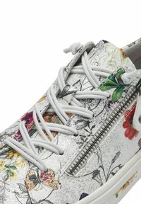 Weiße Sneaker mit floralem Print in verschiedenen Farben, mit glänzender Oberfläche, weißen Schnürsenkeln und einem seitlichen Reißverschluss.