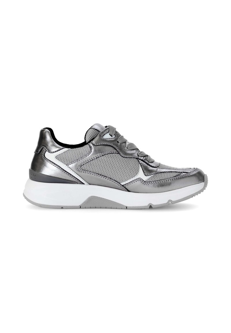 Grijze sportshoe met metalen accenten, bovenwerk van mesh en synthetisch materiaal, afgeronde neus en een witte rubberen zool. De veters hebben een gestructureerd oppervlak.