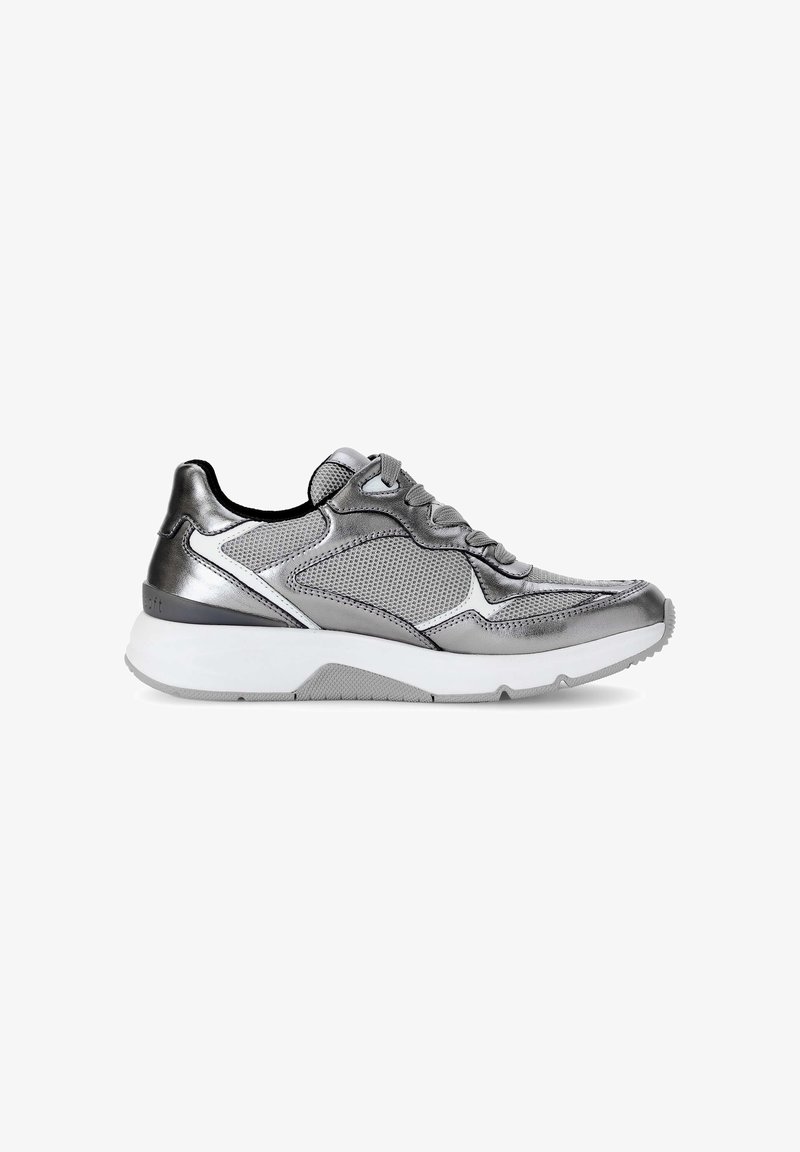 Grijze sportshoe met metalen accenten, bovenwerk van mesh en synthetisch materiaal, afgeronde neus en een witte rubberen zool. De veters hebben een gestructureerd oppervlak.