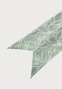 Zeleni svilen šal s bijelim cvjetnim linijama i logotipom “FURLA”, sa šiljastim krajevima i glatkom teksturom. Pogodan za različite stilizacijske opcije.